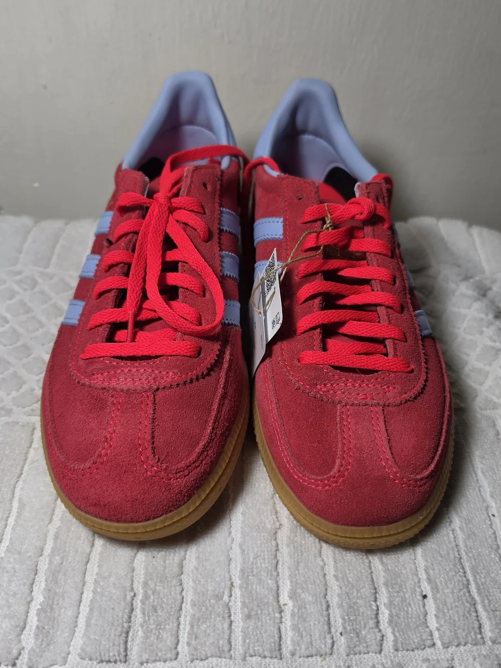 Adidas Handball Spezial W in Lucid Red/Glow Blue/Gum
